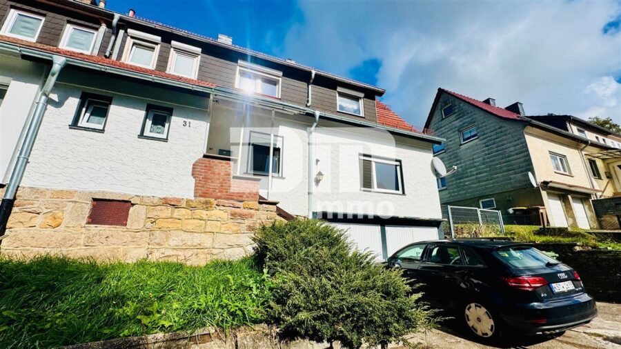 Modernisierte Doppelhaushälte mit Dachterrasse + 2 Garagen und großzügigem Platzangebot - Frontansicht